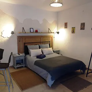 Appartement Comme Un Petit Au Coeur Du Vieux Village, Eyragues