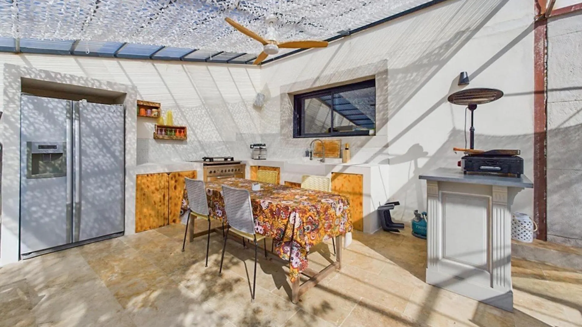 Beautiful Home In Eyragues With Wifi 0*,  France